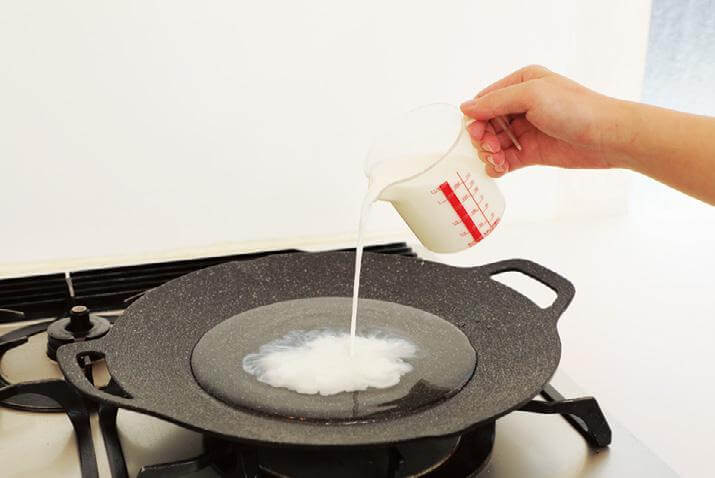 『辛ミルク担々麺』　ポイント②　インスタントラーメンのパッケージ記載の分量の水を半分に減らし、牛乳を同量加える。水と牛乳の割合は1：1を目安に。牛乳を入れると吹きこぼれやすくなるので、麺を煮込む際はご注意を！
