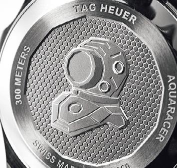 「TAG Heuer／アクアレーサー プロフェッショナル300 オレンジダイバー」潜水服モチーフのエングレービングを裏蓋に刻印。モダンなデザインに仕上げられている。