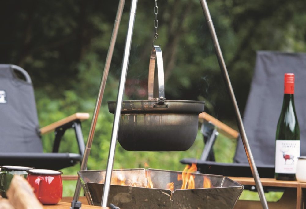 雰囲気満点の木蓋付きで焚き火料理にも使えます！