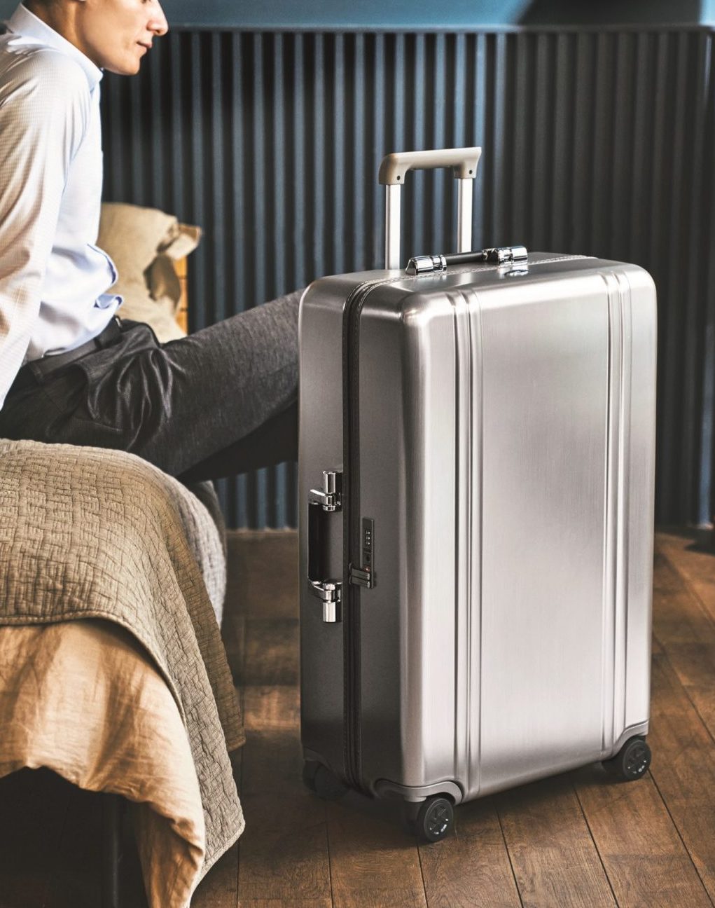 リモワか、ゼロハリか】海外旅行のスーツケースは“絶対的信頼”の2大