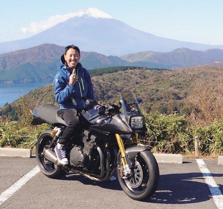 ＜お笑い芸人 チュートリアル 福田充徳さん＞ 子どもの頃からテレビや映画で見たバイクに憧れ、免許が取れる16歳になったら乗るのが当然とライダーに。現在の愛車は9台。バイク歴は30年以上、芸能界きってのバイク好きとして知られる。 バイクの魅力は…「性能やスタイルだけでなくバイクに“男のロマン”を感じる」