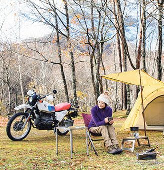 バイクの魅力は…「キャンプや登山の相棒として活躍。バイクは自然と繋がれる旅道具」
＜nomadica代表 エッセイスト 小林夕里子さん＞
BMW R80G/SとHONDA クロスカブを愛車に、バイクのある暮らしの喜びを女性の視点から綴るエッセイスト。バイク×アウトドアのブランド「nomadica」をプロデュースする