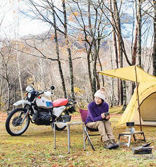 ＜nomadica代表 エッセイスト 小林夕里子さん＞ BMW R80G/SとHONDA クロスカブを愛車に、バイクのある暮らしの喜びを女性の視点から綴るエッセイスト。バイク×アウトドアのブランド「nomadica」をプロデュースする。 バイクの魅力は…「キャンプや登山の相棒として活躍。バイクは自然と繋がれる旅道具」