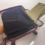 スーツケースのパッキング術：衣類はたたまずに重ねてから包む！