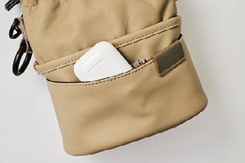フロントのポケットはスナップボタン付き。コンパクトなサイズ感だが、荷物を仕分けることができて実用的