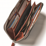 ベルロイ／Folio　コイン室がマグネット開閉式となるユニークな長財布はスマホも収納できる大容量