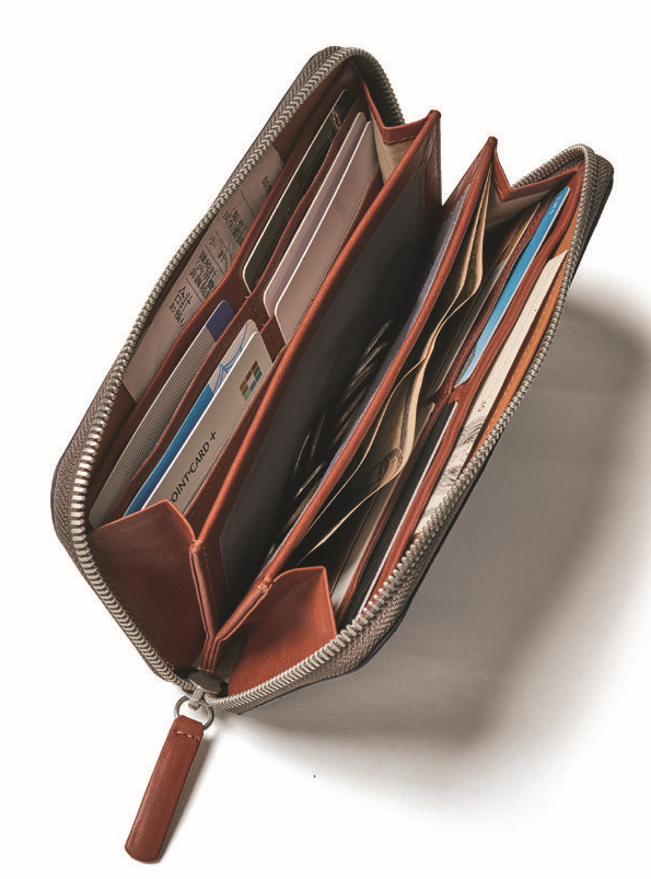 ベルロイ／Folio　コイン室がマグネット開閉式となるユニークな長財布はスマホも収納できる大容量