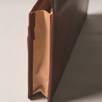 キプリス／シラサギレザー ファスナー付通しマチ長財布　底部分にマチの付いた“通しマチ”を採用