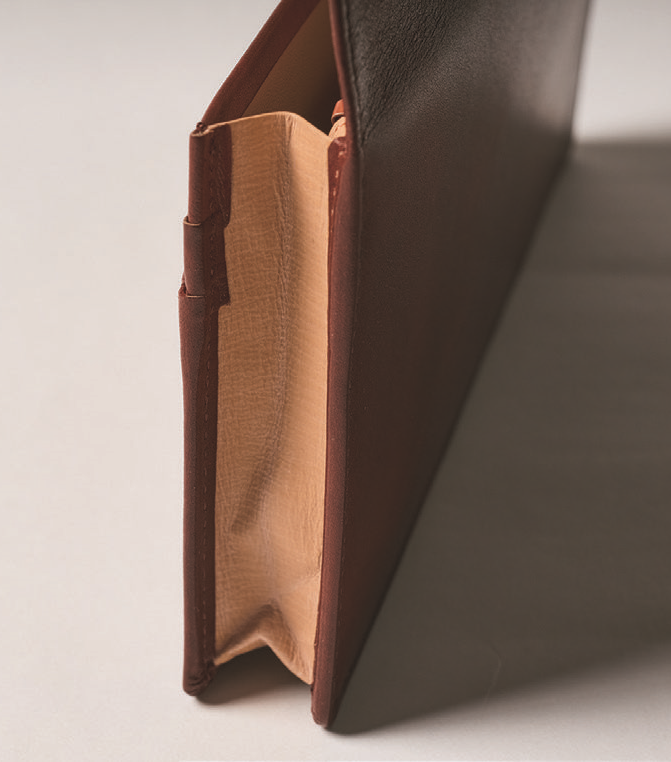 キプリス／シラサギレザー ファスナー付通しマチ長財布　底部分にマチの付いた“通しマチ”を採用