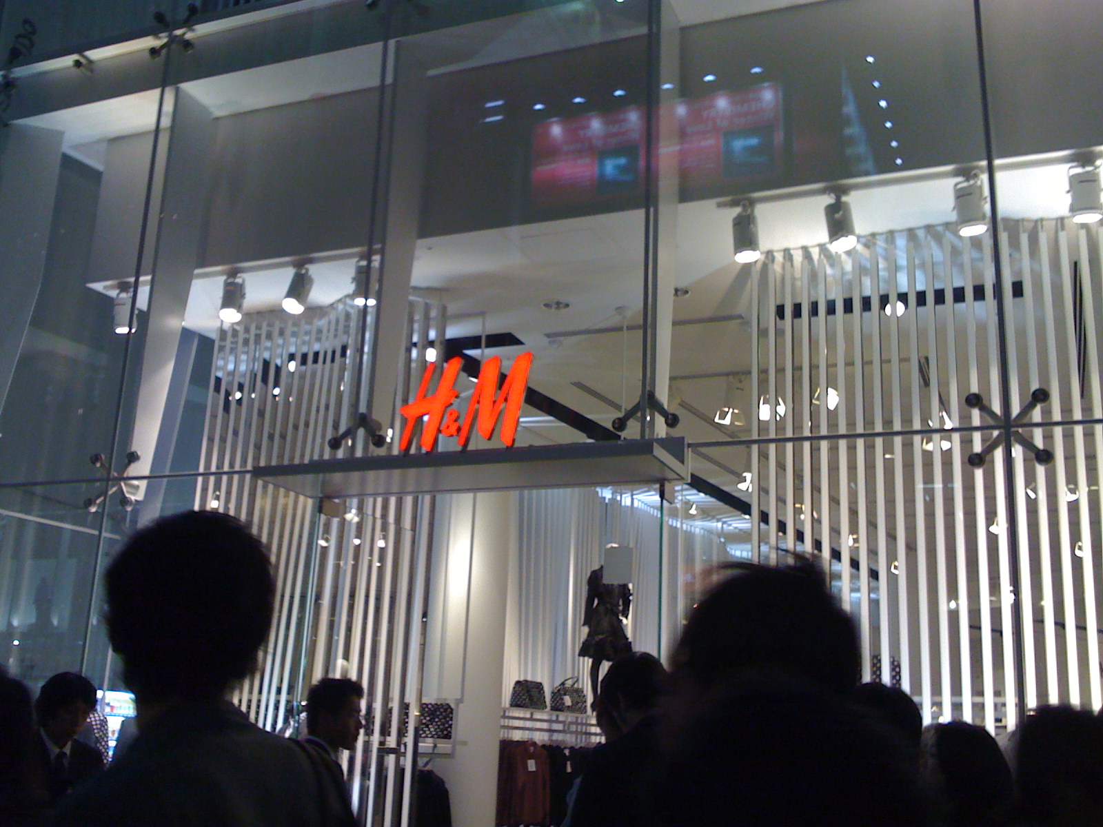 H&M原宿店で限定発売の「あれ」はまだ売っていた。