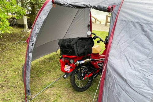 キャンプツーリングを満喫できるテントの最適解は？バイクと一緒に泊まれる「モトテント」がいい！