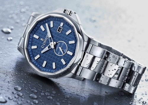 世界的に有名な最高級時計メーカーで製造に携わったルネ・バンヴァルトが1955年に設立したスイスの高級時計ブランド・コルムは、コロナ禍で入荷困難な状況が続き、発売を延期していた「アドミラル 42 オートマティック」のラグジュアリースポーツモデルを改めてローンチ。人気です。おすすめです。