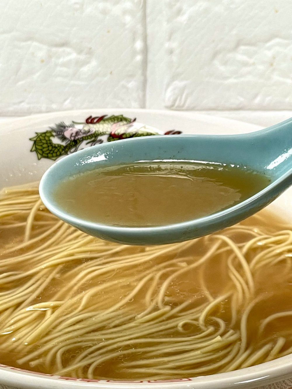 2. 福岡「ラーメン仮面」（長尾製麺）　スープは豚骨をしっかりと炊き上げた口当たりは良いが旨みと余韻が強いスープ