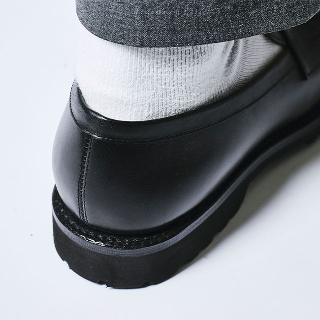 “ジャランスリウァヤの98998 GARUDA”踵が小さい傾向のある日本人の足にフィットしやすくするためヒールカップがコンパクトになっている