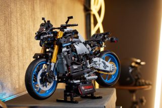 「ヤマハの傑作バイクが飾れる!?」レゴが名車“MT-10 SP”を5分の1スケールでリアルに再現！