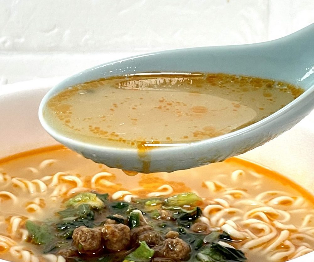 スープはオリジナルよりも最初にすすった時のインパクトを重視しました。後半は醬の旨味とごまのコクという設計です