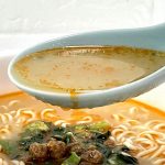 スープはオリジナルよりも最初にすすった時のインパクトを重視しました。後半は醬の旨味とごまのコクという設計です