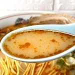 臭みの少ないとんこつに唐辛子とニンニクのコクと旨みをしっかりと感じられる、これまた九州では珍しいみそを使用したスープです