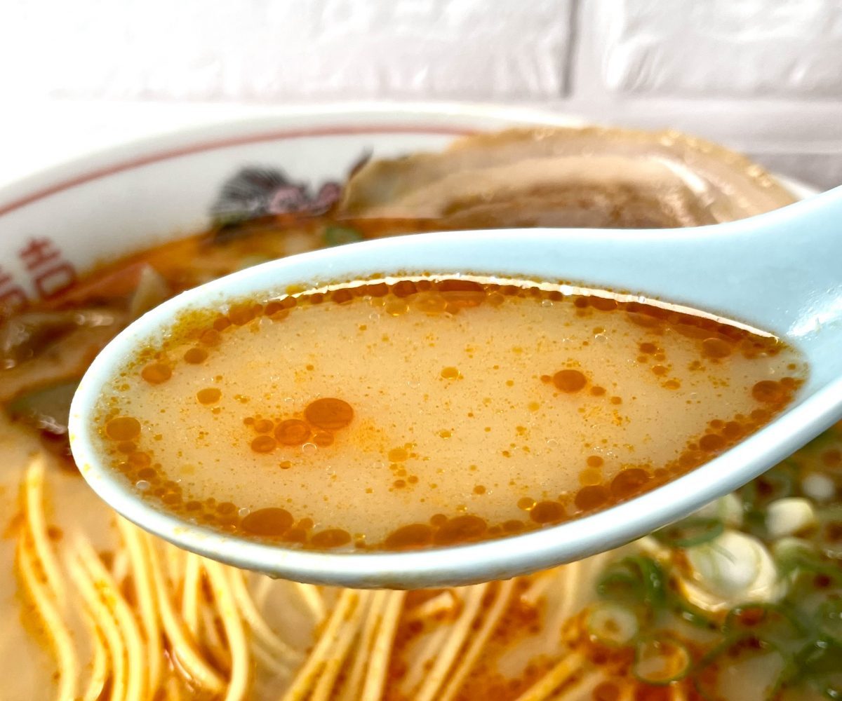 臭みの少ないとんこつに唐辛子とニンニクのコクと旨みをしっかりと感じられる、これまた九州では珍しいみそを使用したスープです