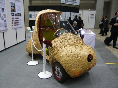 竹でつくった電気自動車