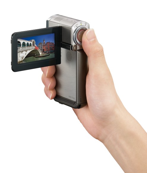 本体約230g！世界最小最軽量のハイビジョンビデオカメラHDR-TG5V