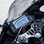 MotoGPマシンYZR-M1を彷彿させるレーシングイメージを両立させたフル液晶メーター