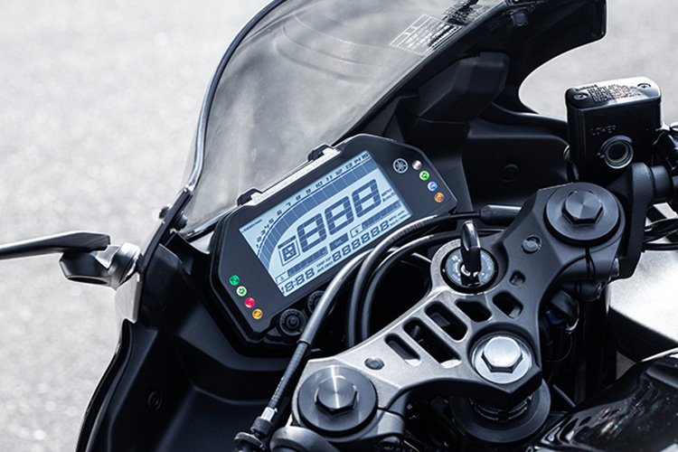 MotoGPマシンYZR-M1を彷彿させるレーシングイメージを両立させたフル液晶メーター