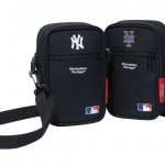「Cobble Hill Bag (MD) MLB YANKEES」￥10,450／W12.5×H20×D6.5㎝、「Cobble Hill Bag (MD) MLB METS」￥10,450／W12.5×H20×D6.5㎝