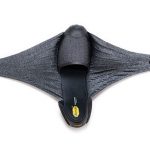 2枚の翼のような特殊な柔らかい布で足を包み込むダイナミックな構造が特徴
