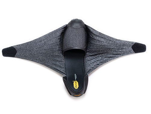 2枚の翼のような特殊な柔らかい布で足を包み込むダイナミックな構造が特徴