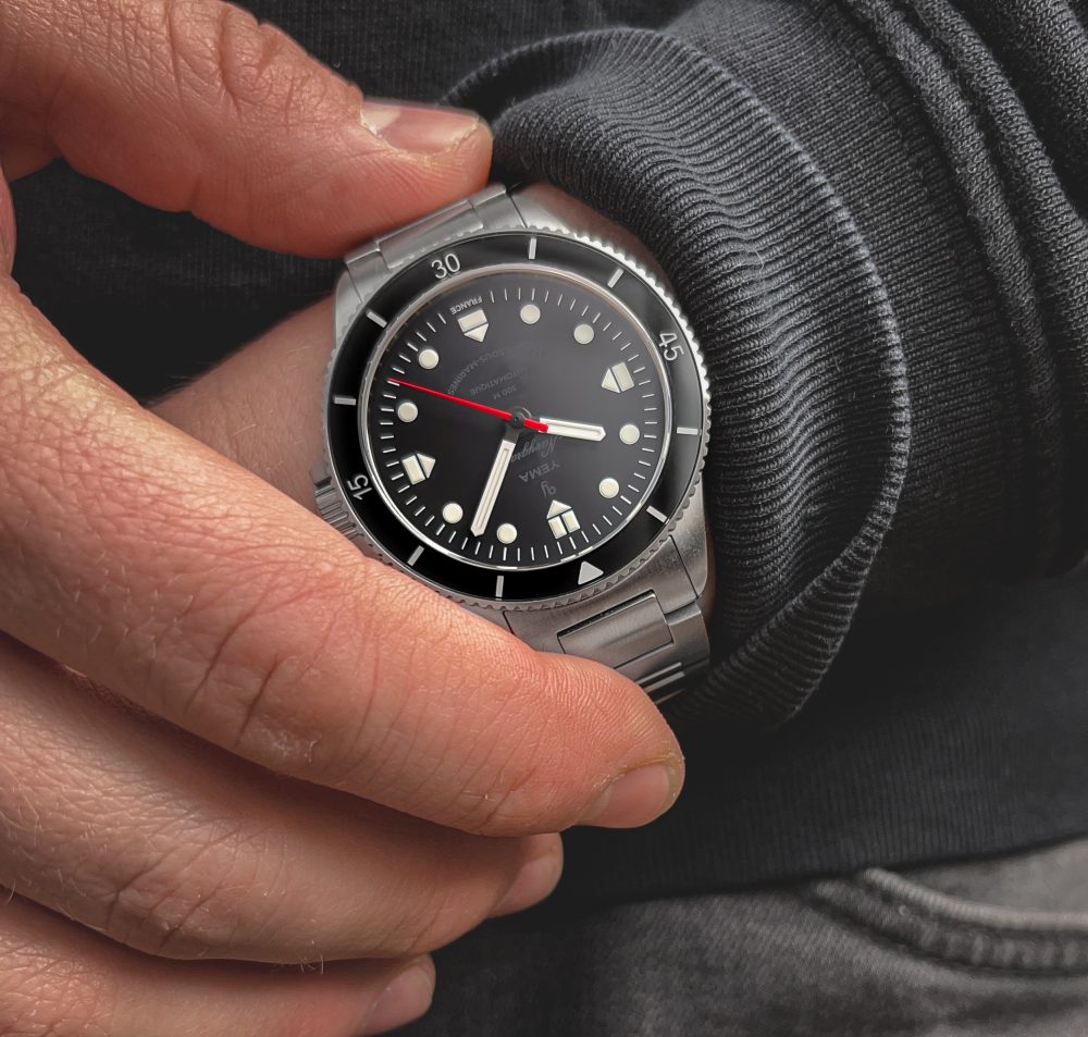 フランス・モルトーで1948年に創設された時計ブランドのイエマは、フランス軍の戦略海洋部隊（FOST）設立50周年を記念した、コラボモデル「ネイビーグラフFSM」をローンチ。人気です。おすすめです。初回日本販売分400本を、腕時計のななぷれにて限定販売を開始した。