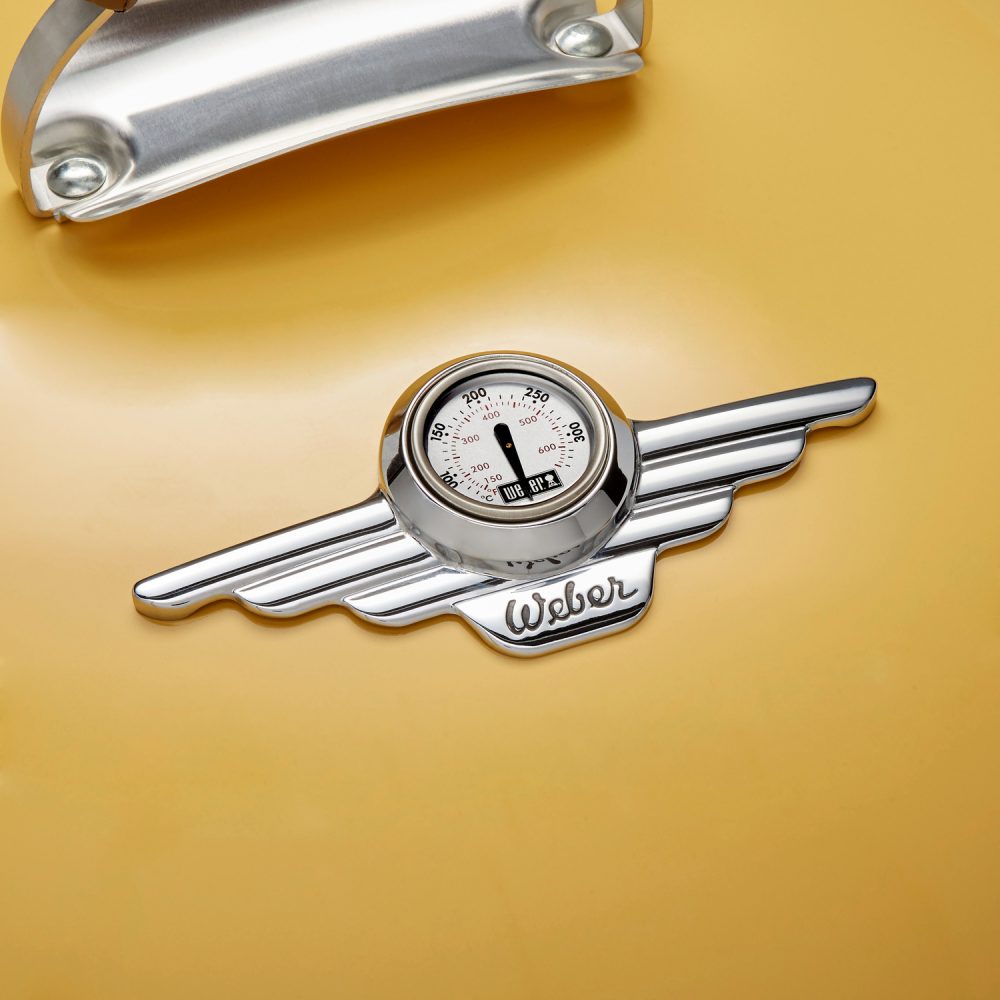 スタイリッシュな50年代車のボンネットエンブレムを彷彿とさせるオーナメント付きの蓋用温度計。