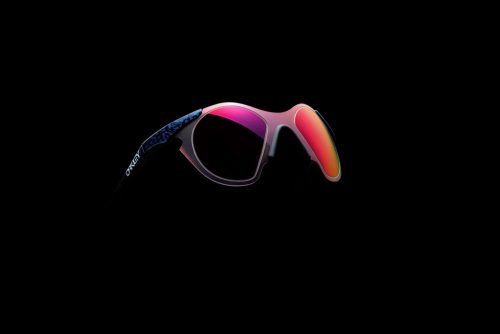 オークリーは、30年前に発売した軽量で革新的なサングラスを印象的なカラーリングでアップデートした「Sub Zero」をローンチ。