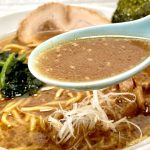 3. 山岡家特製味噌（札幌麺匠）ごまとニンニクの風味がしっかりと効いた濃厚スープ。生姜と唐辛子の後引く辛さも憎い演出です
